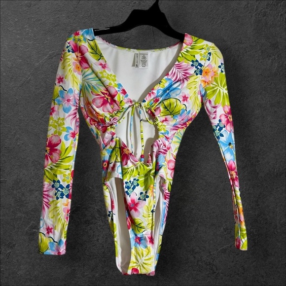 🌸 Think Pink! 🌺 Celebrity One-Piece Swim Stunner - Picture 4 of 8